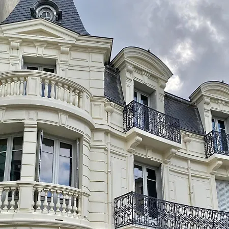 Equipe Avec Balcon Au Coeur De - Proche Thermes Et Commerces - Fr-1-489-362 * Vichy