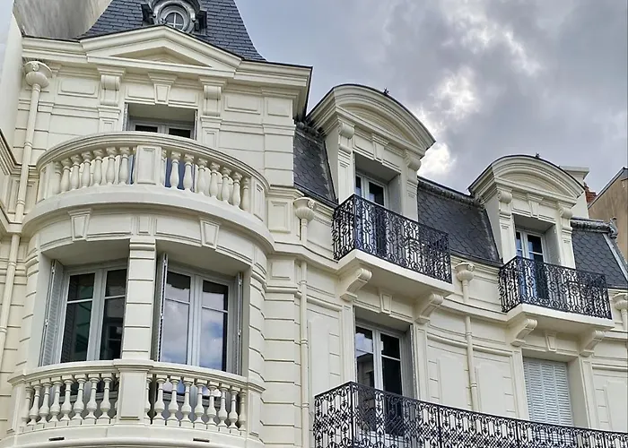 Equipe Avec Balcon Au Coeur De - Proche Thermes Et Commerces - Fr-1-489-362 * Vichy