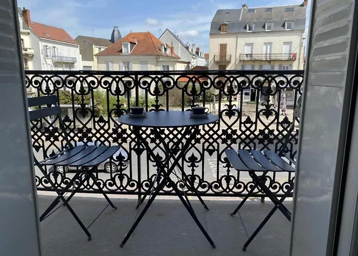 Equipe Avec Balcon Au Coeur De - Proche Thermes Et Commerces - Fr-1-489-362 * Vichy